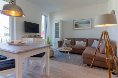 Wohnzimmer einer Ferienunterkunft in Glowe auf Rügen im Strandhaus-Look