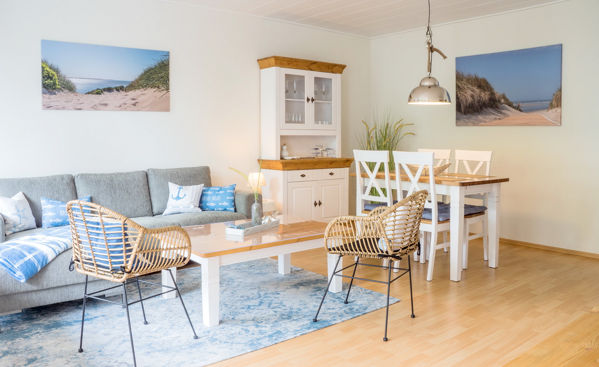 Eingerichtetes Wohnzimmer einer Ferienimmobilie auf Langeoog