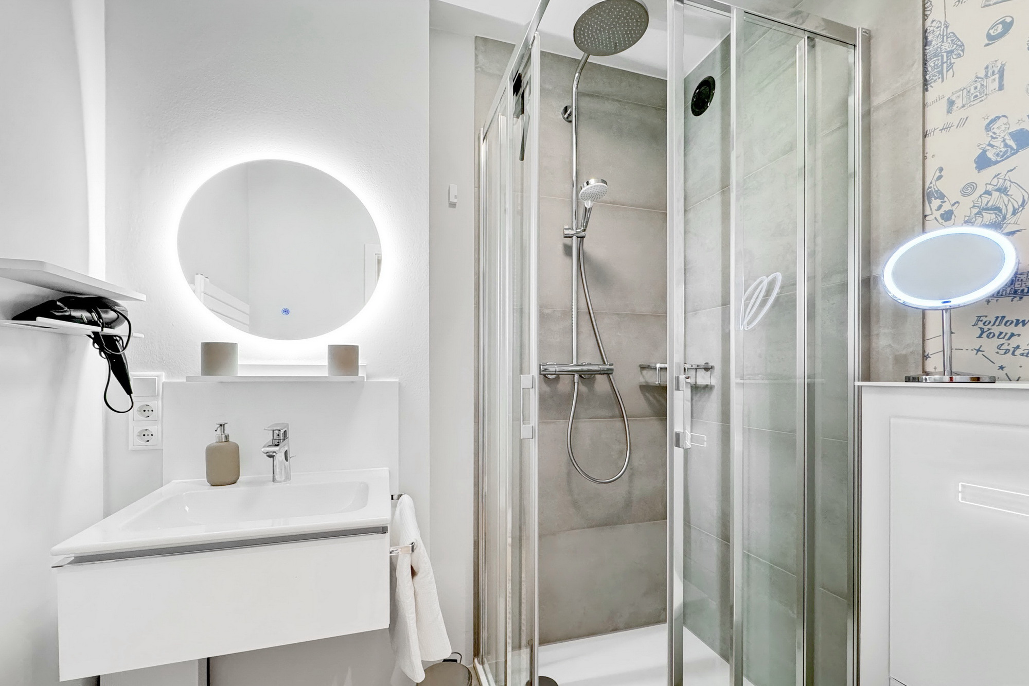 modernes Bad mit Dusche in der Ferienwohnung Meeresbrise in Heiligenhafen