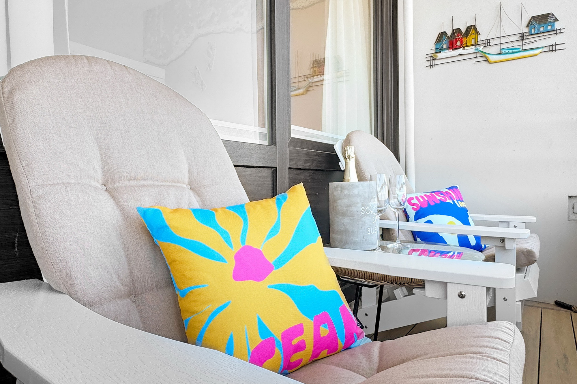 Detailansicht farbenfrohe Kissen auf Adirondack Chair in der Ferienwohnung Meeresbrise in Heiligenhafen
