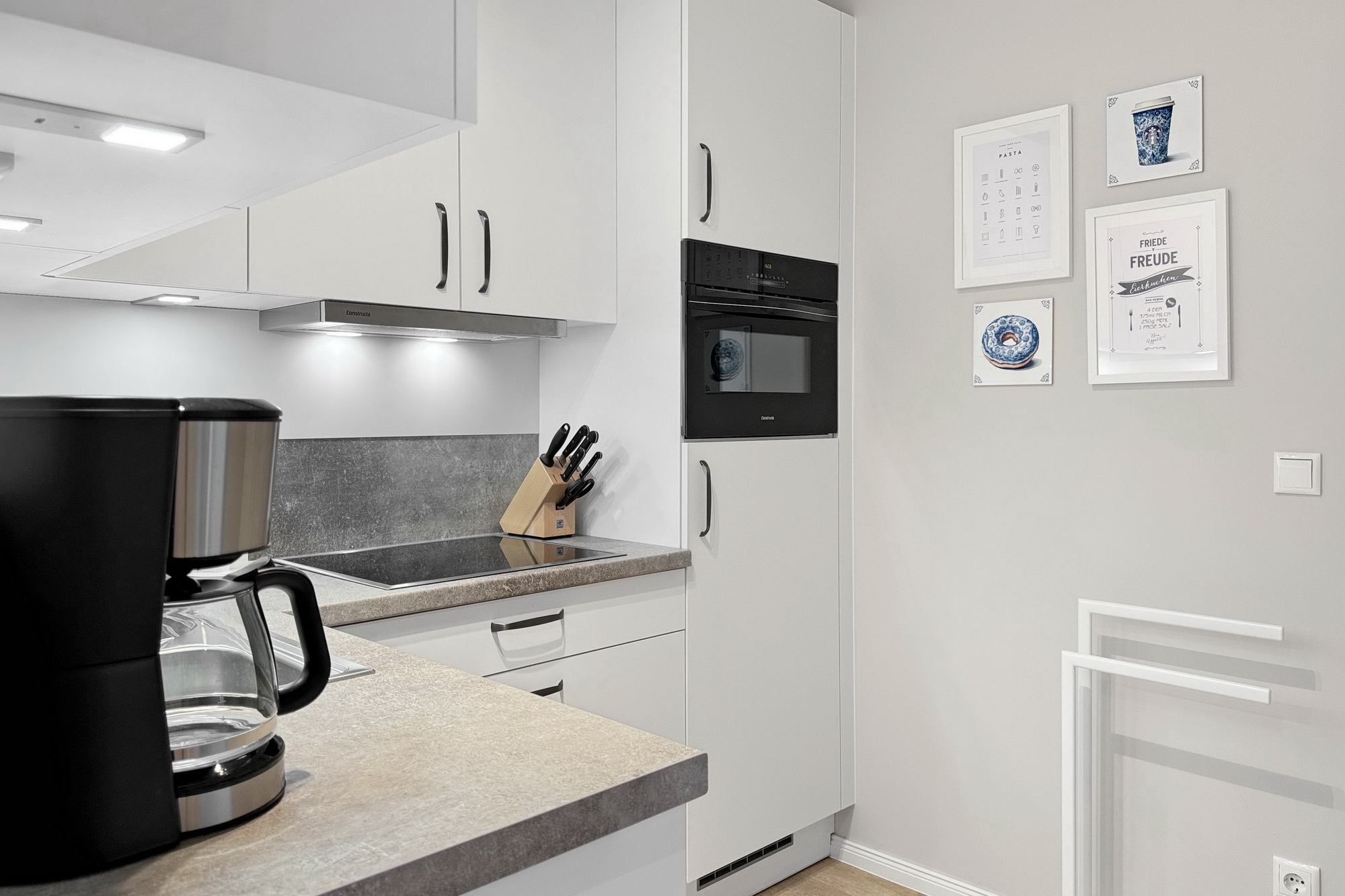 Individuell geplante Designküche in L-Form in der Ferienwohnung Meeresbrise in Heiligenhafen