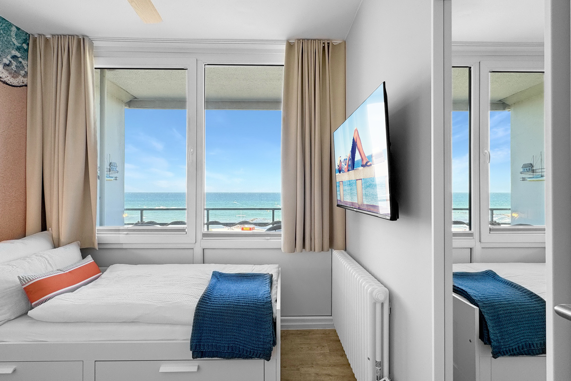 löffelfertig eingerichtetes Kinderzimmer mit Meeresblick in der Ferienwohnung Meeresbrise in Heiligenhafen