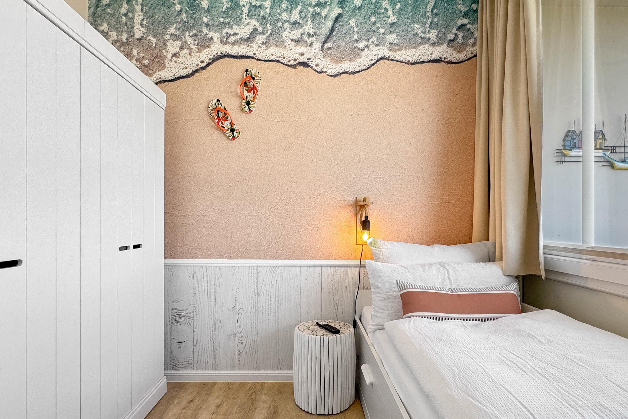 Löffelfertig eingerichtetes Kinderzimmer in Beachhouse-Optik in der Ferienwohnung Meeresbrise in Heiligenhafen