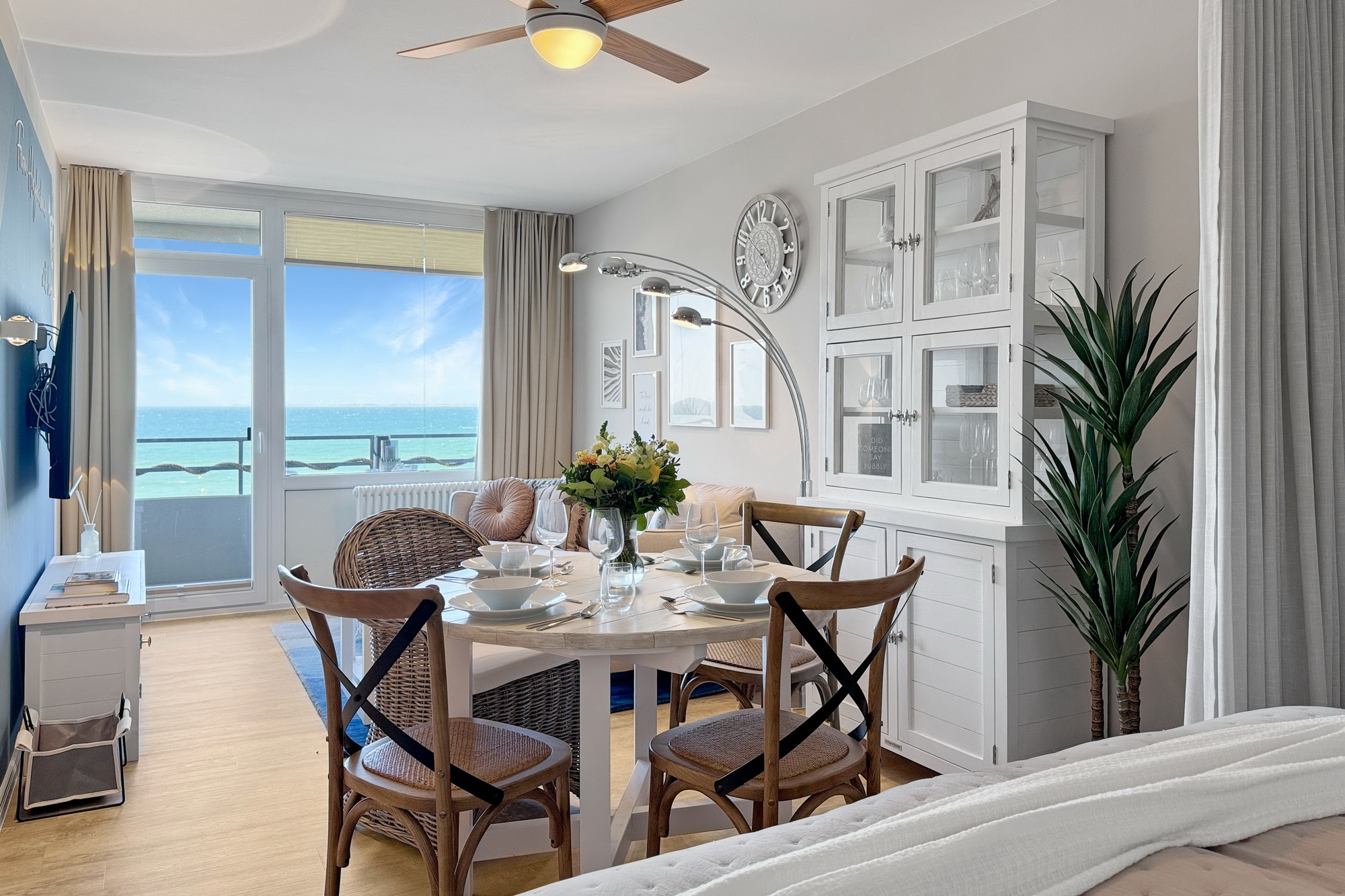 Essbereich mit Meeresblick in der Ferienwohnung Meeresbrise in Heiligenhafen