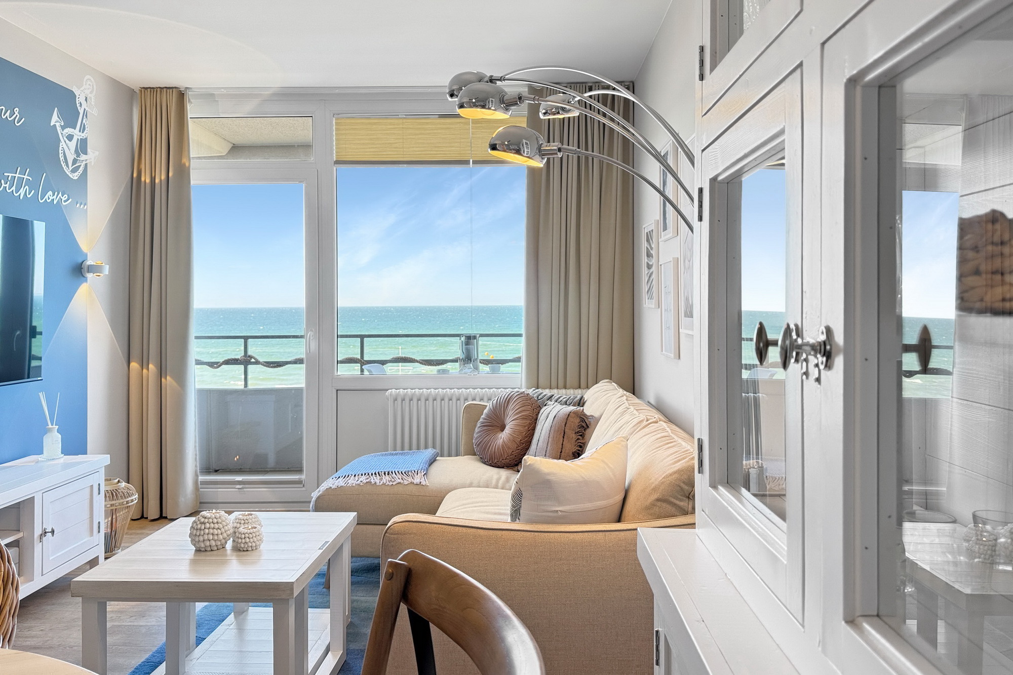 gemütlicher Wohnbereich mit Meeresblick in der Ferienwohnung Meeresbrise in Heiligenhafen