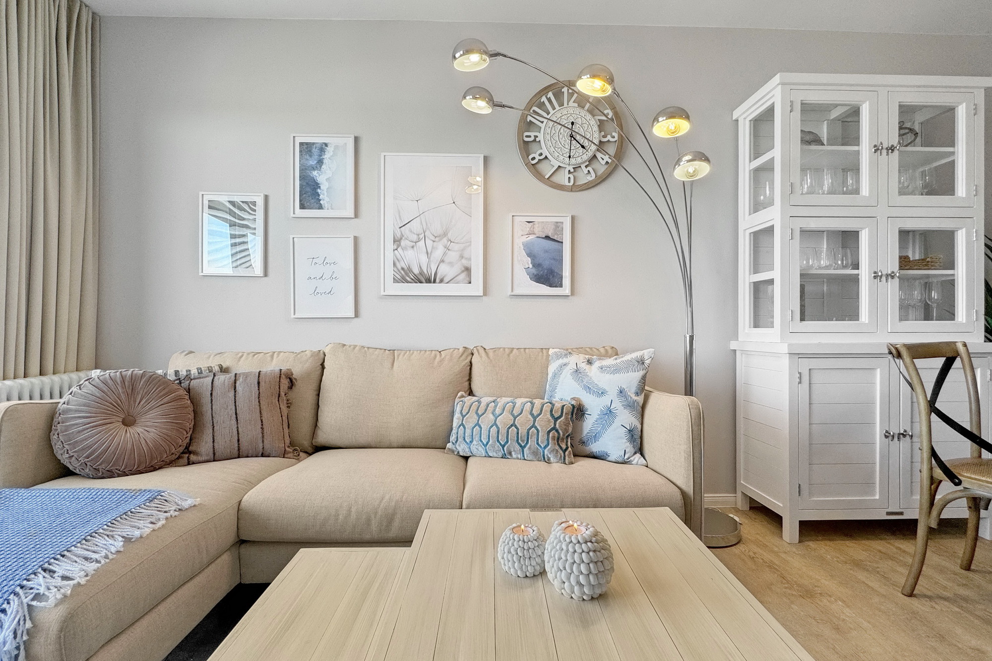 hochwertiges Sofa mit gemütlichen Kissen in der Ferienwohnung Meeresbrise in Heiligenhafen