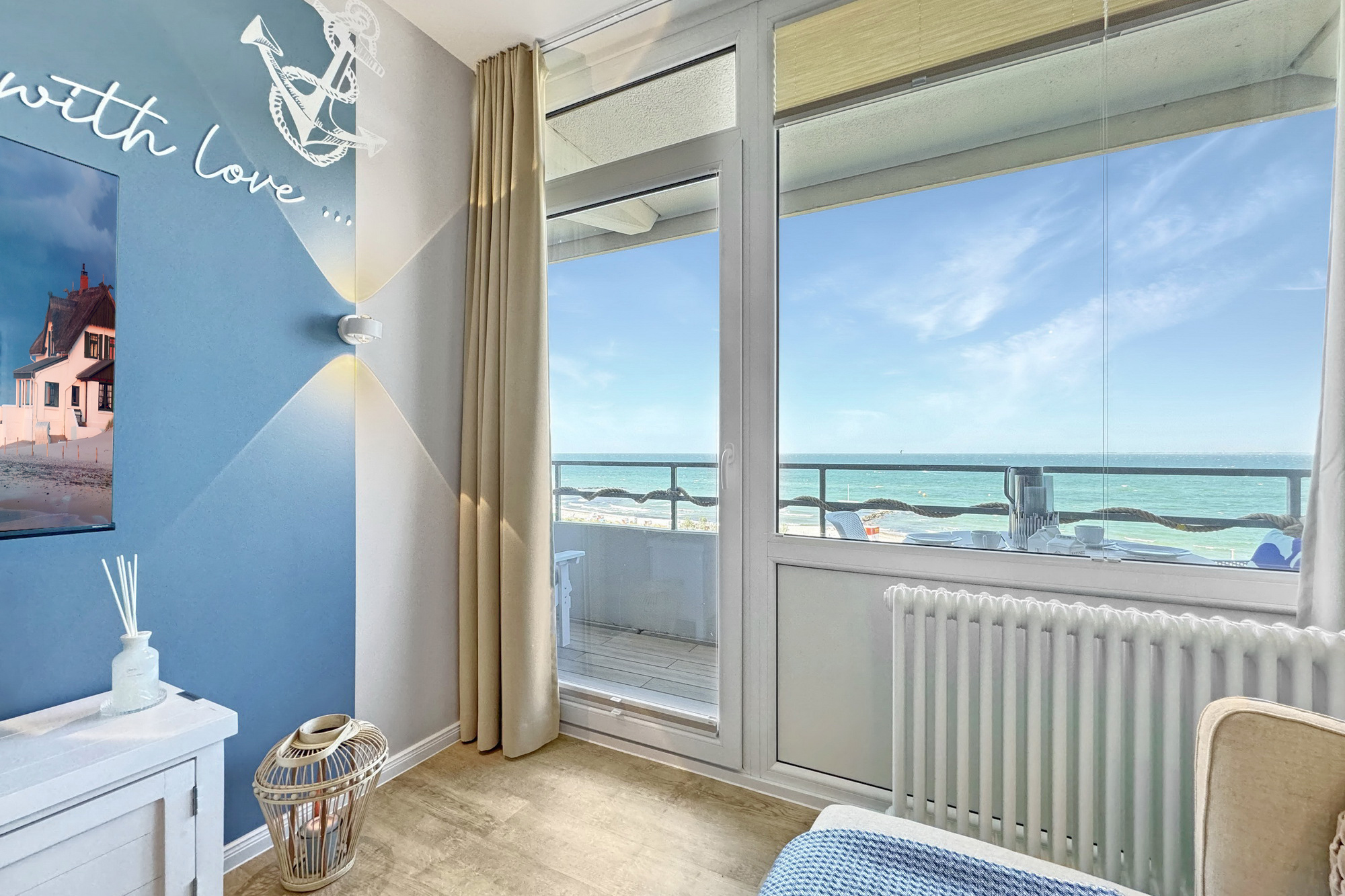 Meeresblick aus dem Wohnzimmer in der Ferienwohnung Meeresbrise in Heiligenhafen