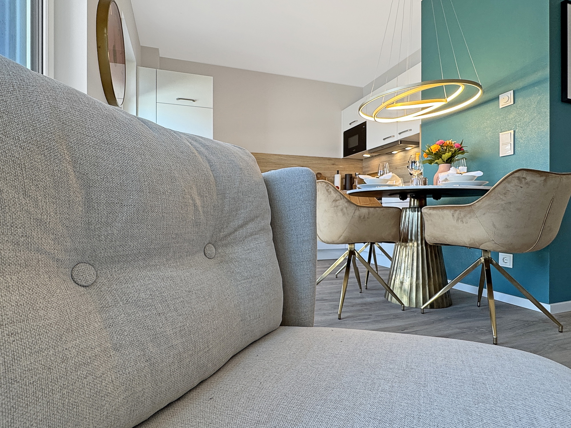 Hochwertig eingerichteter Essbereich in der Ferienwohnung Legenden in Tossens