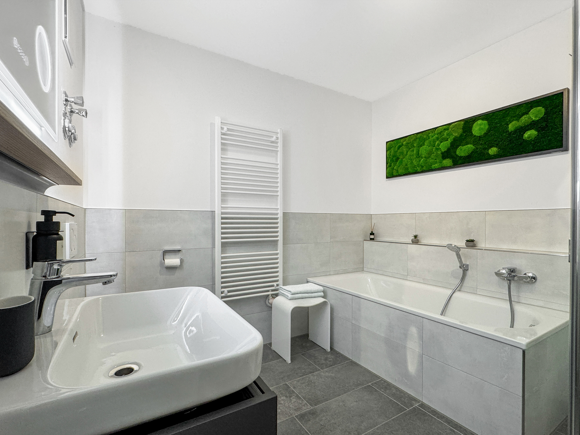 Modern gestaltetes Duschbad mit Moosbild in einer Ferienwohnung in Sassnitz