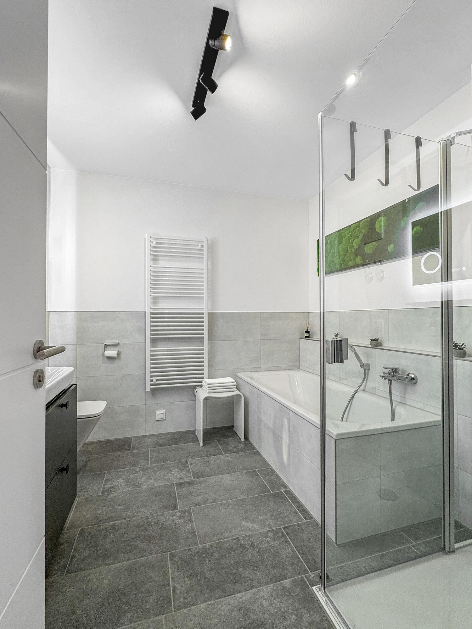 Badezimmer in der Ferienwohnung Freiraum Fünf mit Dusche und Wannenbad
