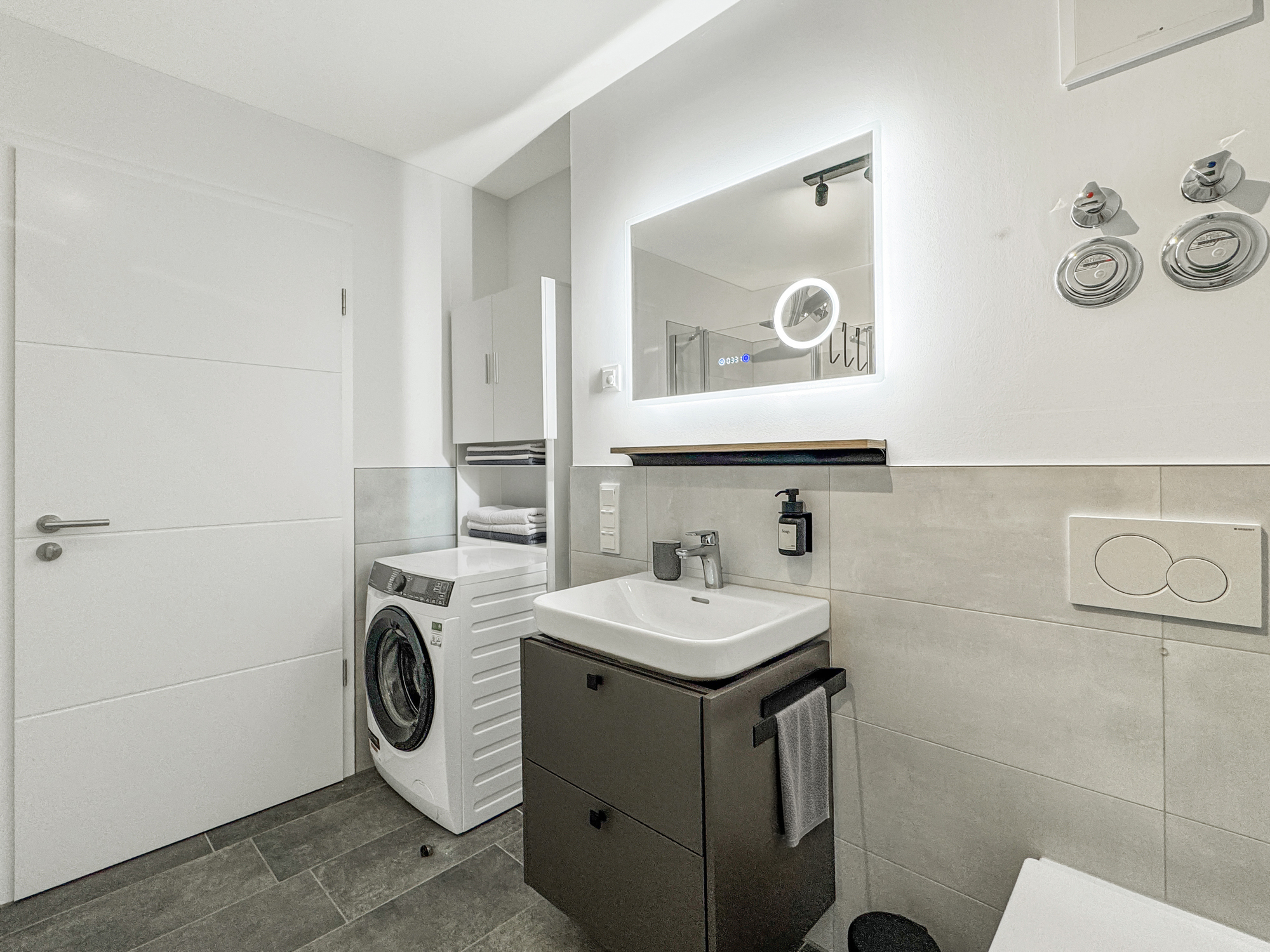 Komplett ausgestattetes Badezimmer mit Waschmaschine