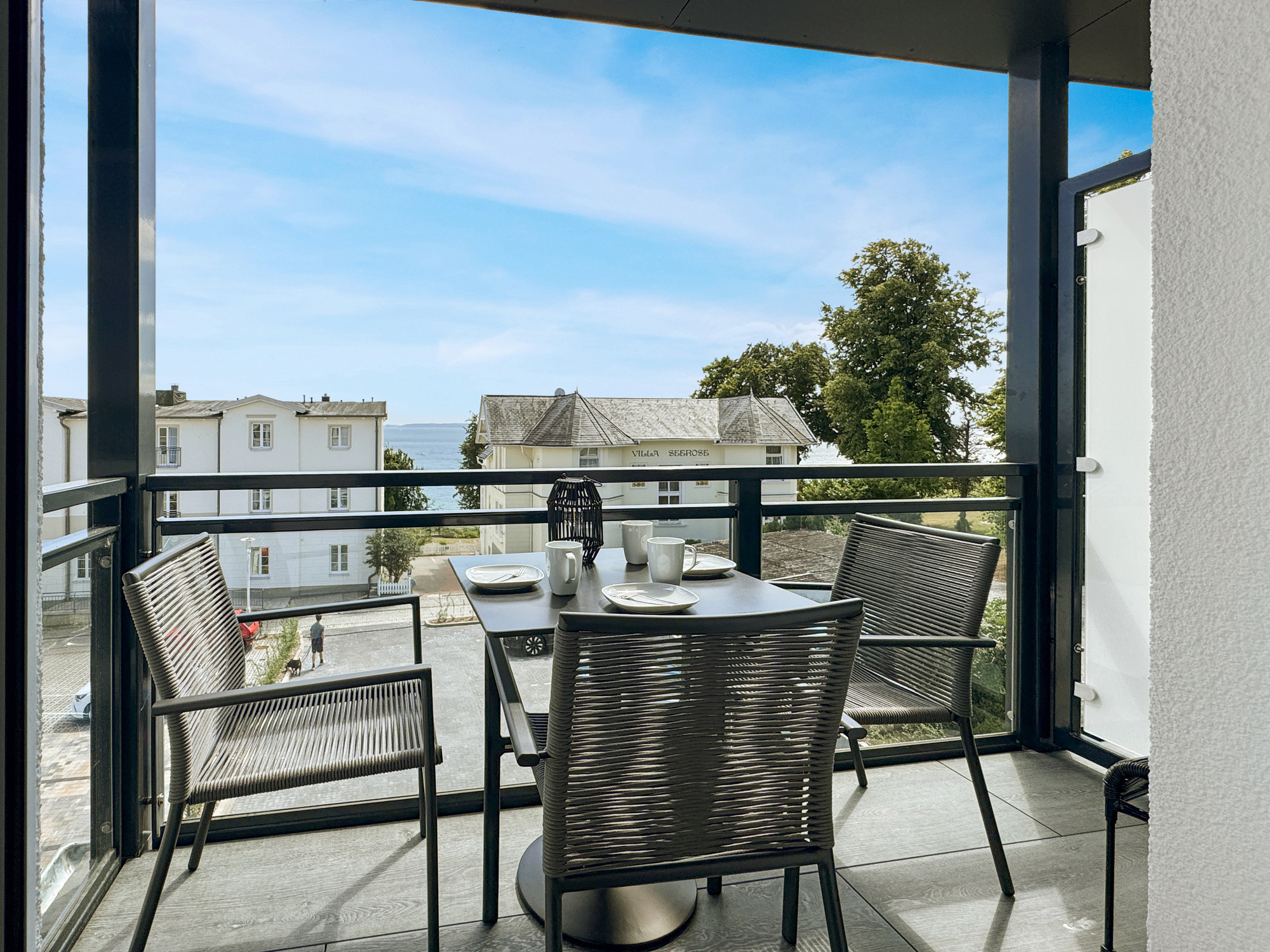 Möblierter Balkon mit Meerblick über die Dächer von Sassnitz