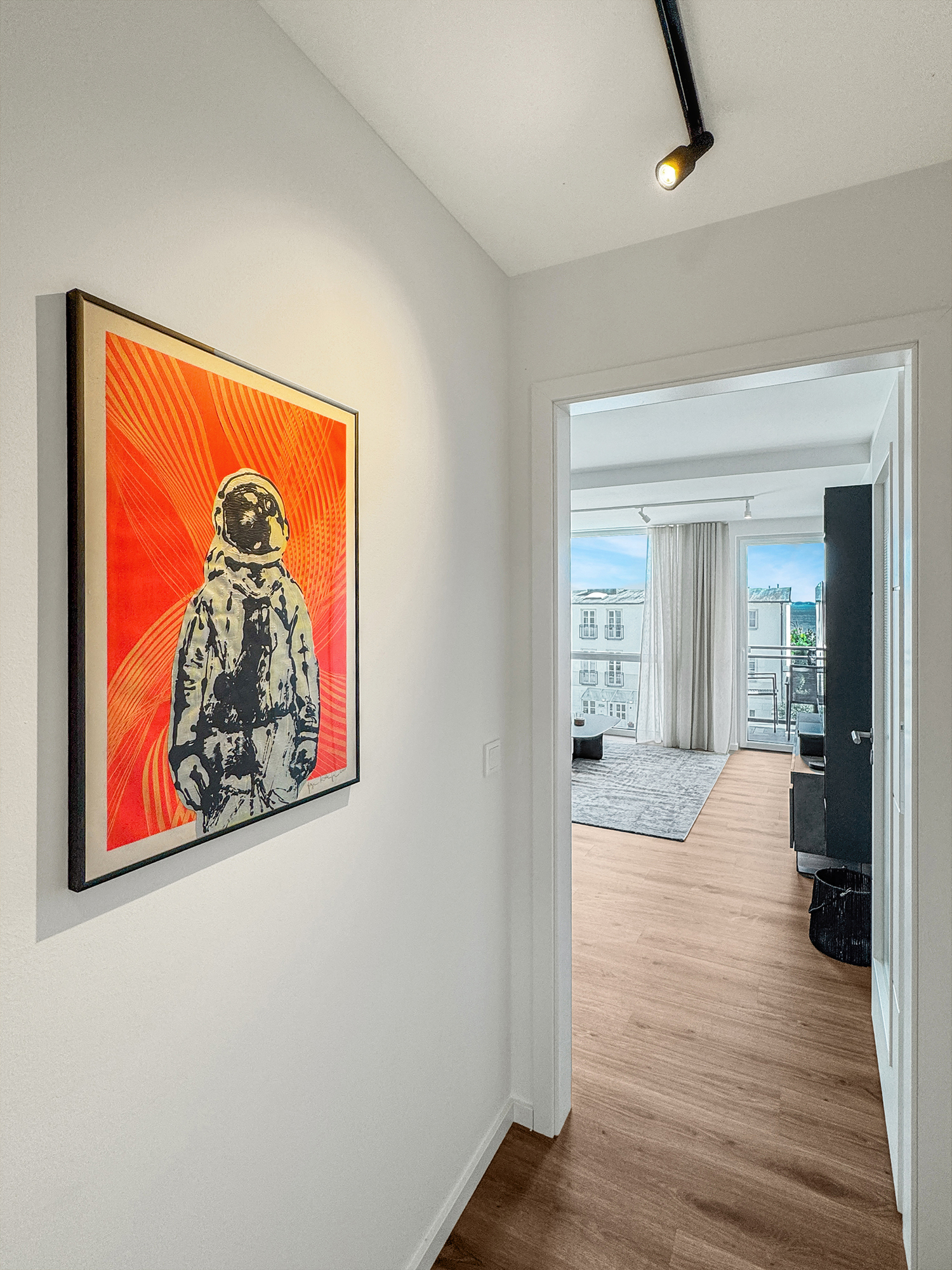 Moderne Wandkunst von Jürgen Katzenberger im Flur der Ferienwohnung Freiraum Fünf