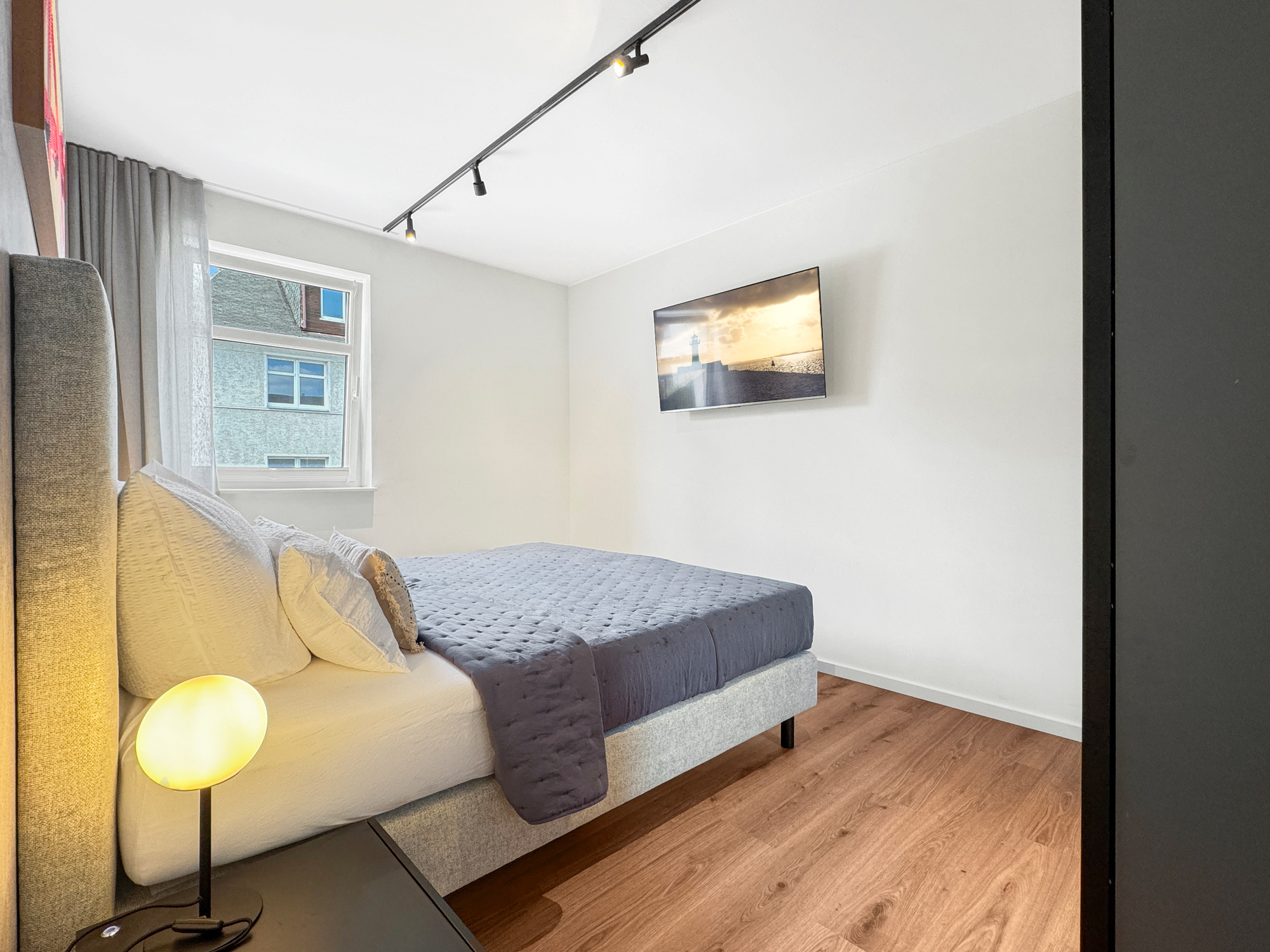 Hochwertiges Boxspringbett im Schlafzimmer der Ferienwohnung Freiraum Fünf in Sassnitz auf Rügen