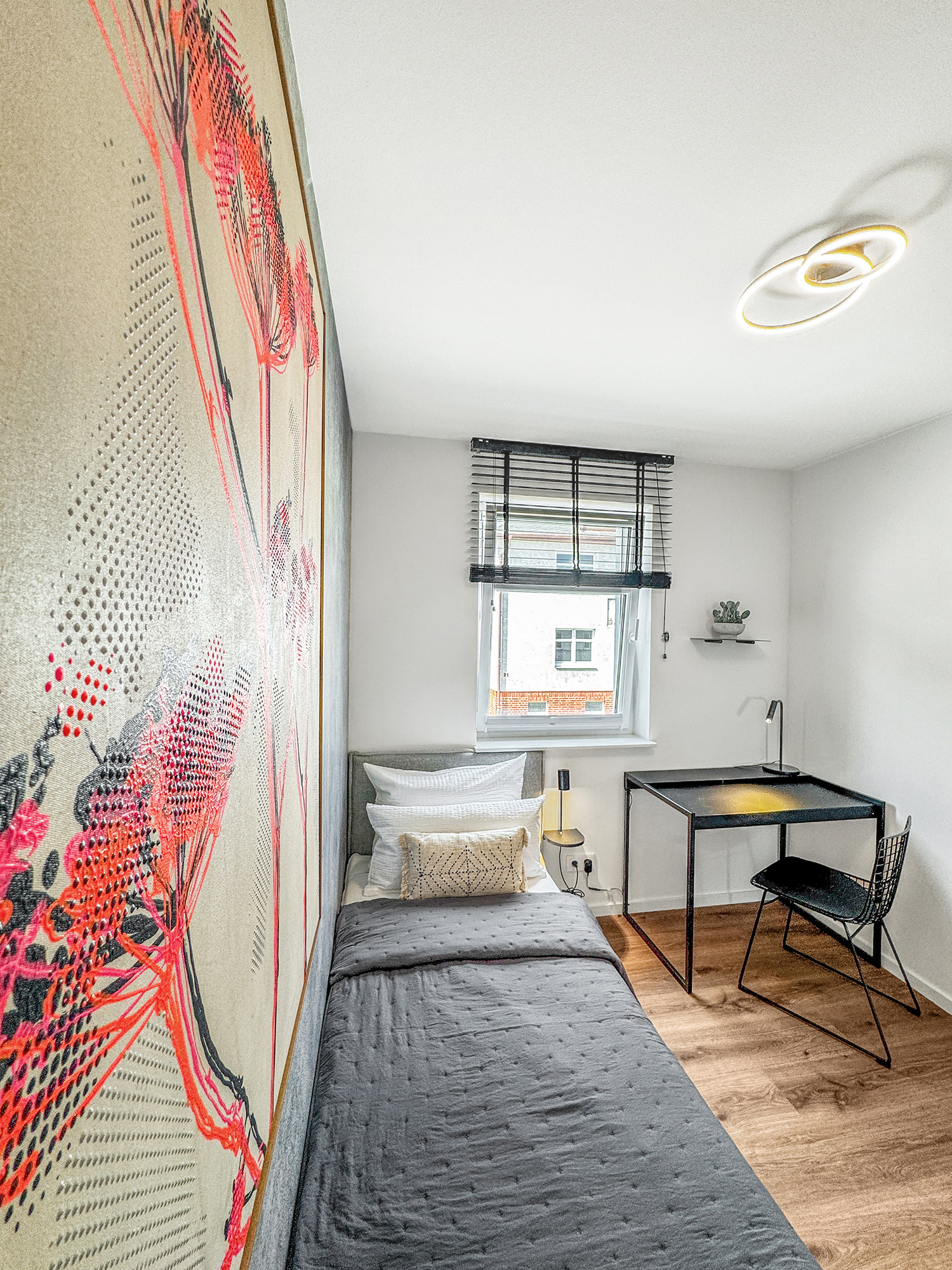 Einzigartige Wandkunst des Künstlers Jürgen Katzenberger im Schlafzimmer einer Ferienwohnung