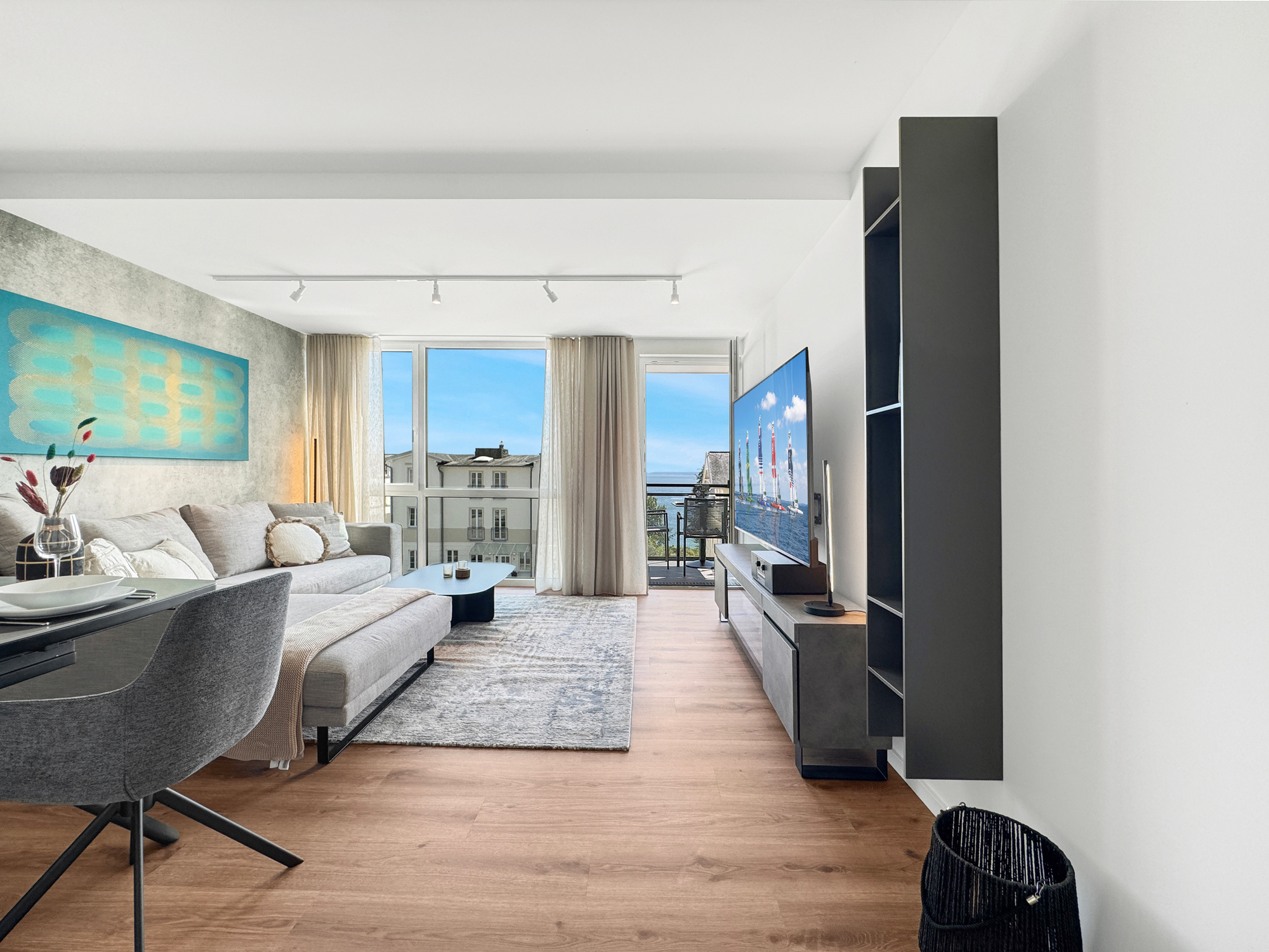 Modern gestalteter Wohn- und Essbereich der Ferienwohnung Freiraum Fünf