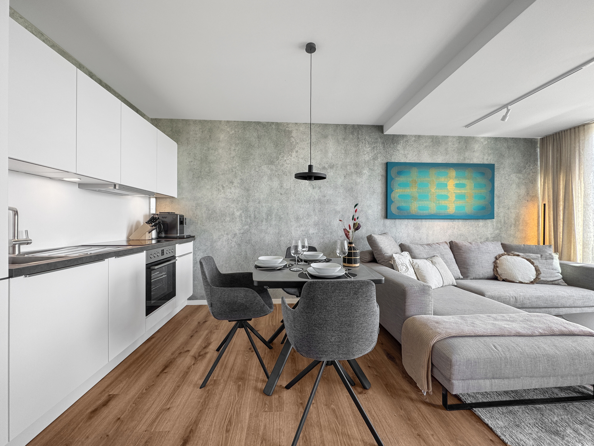 Löffelfertig eingerichtet und individuell gestaltet: Küche, Essplatz und Wohnbereich einer Ferienwohnung auf Rügen