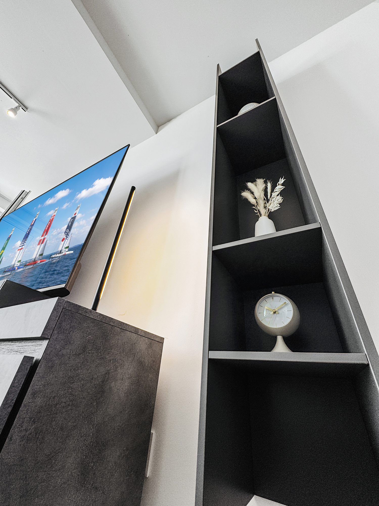 Detailaufnahme eines modernen Wandregals mit Dekoration