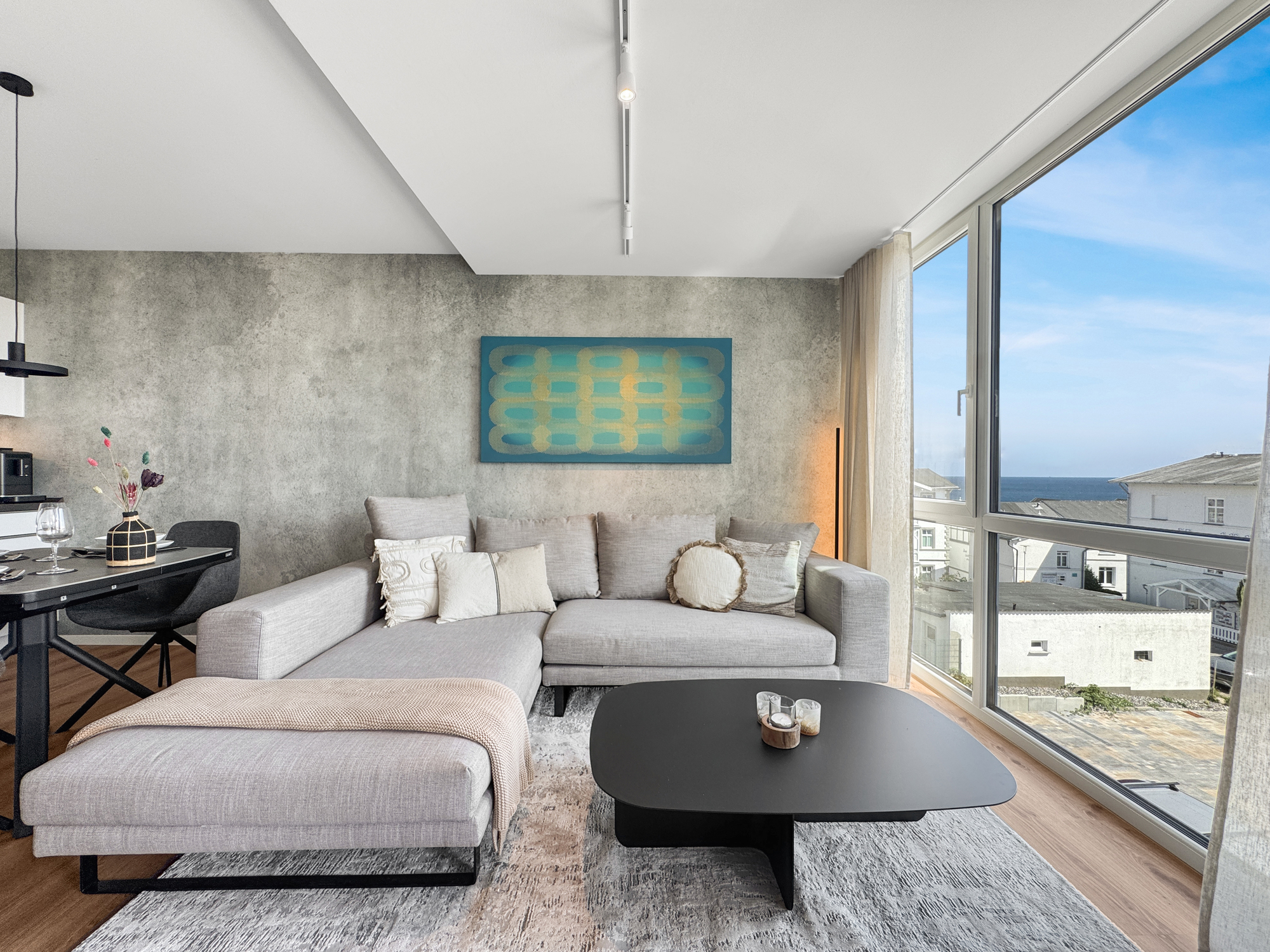 Großzügige Sofalandschaft im Wohnzimmer der löffelfertig eingerichteten Ferienwohnung Freiraum Fünf in Sassnitz