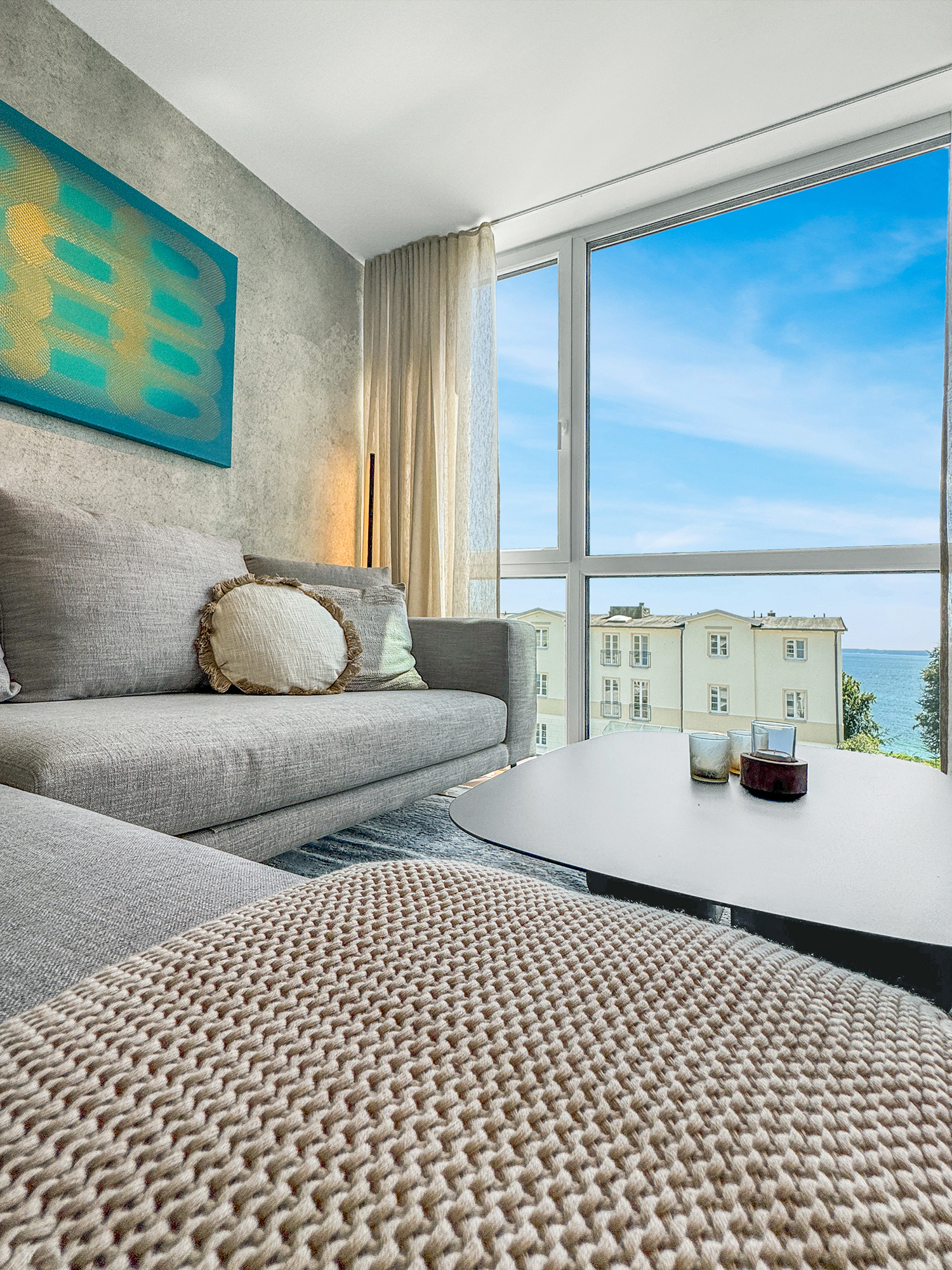 Löffelfertig eingerichtete Fewo Freiraum Fünf mit modernder Wandkunst, hochwertigen Polstermöbeln und Ostseeblick