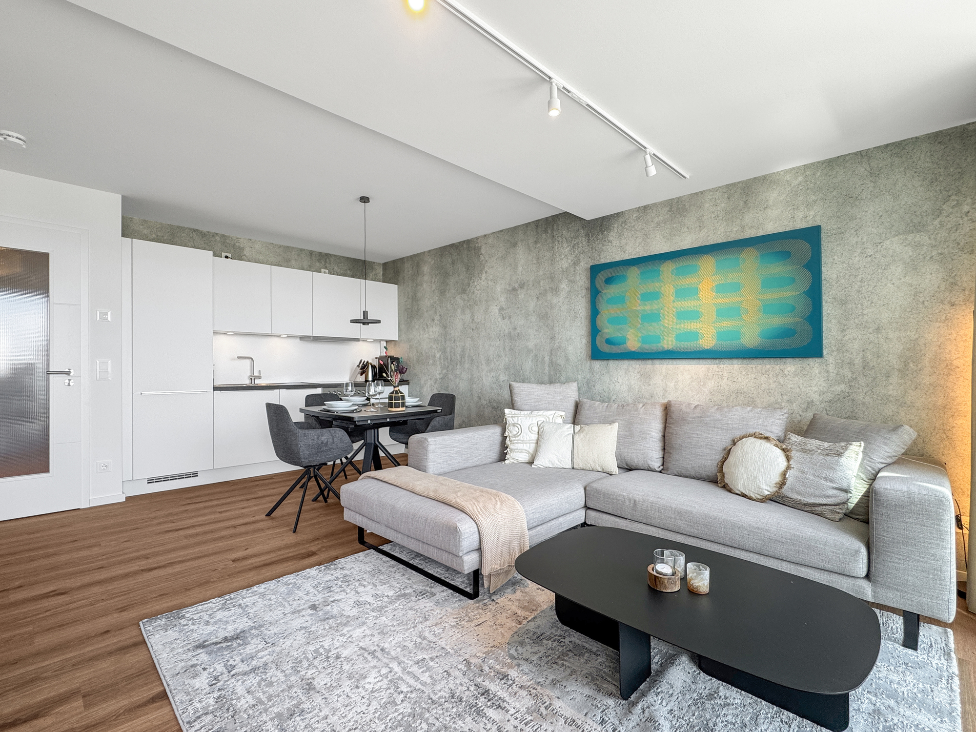 Löffelfertig eingerichtete und modern gestaltete Ferienwohnung mit gemütlicher Sofalandschaft, Essplatz und moderner Einbauküche