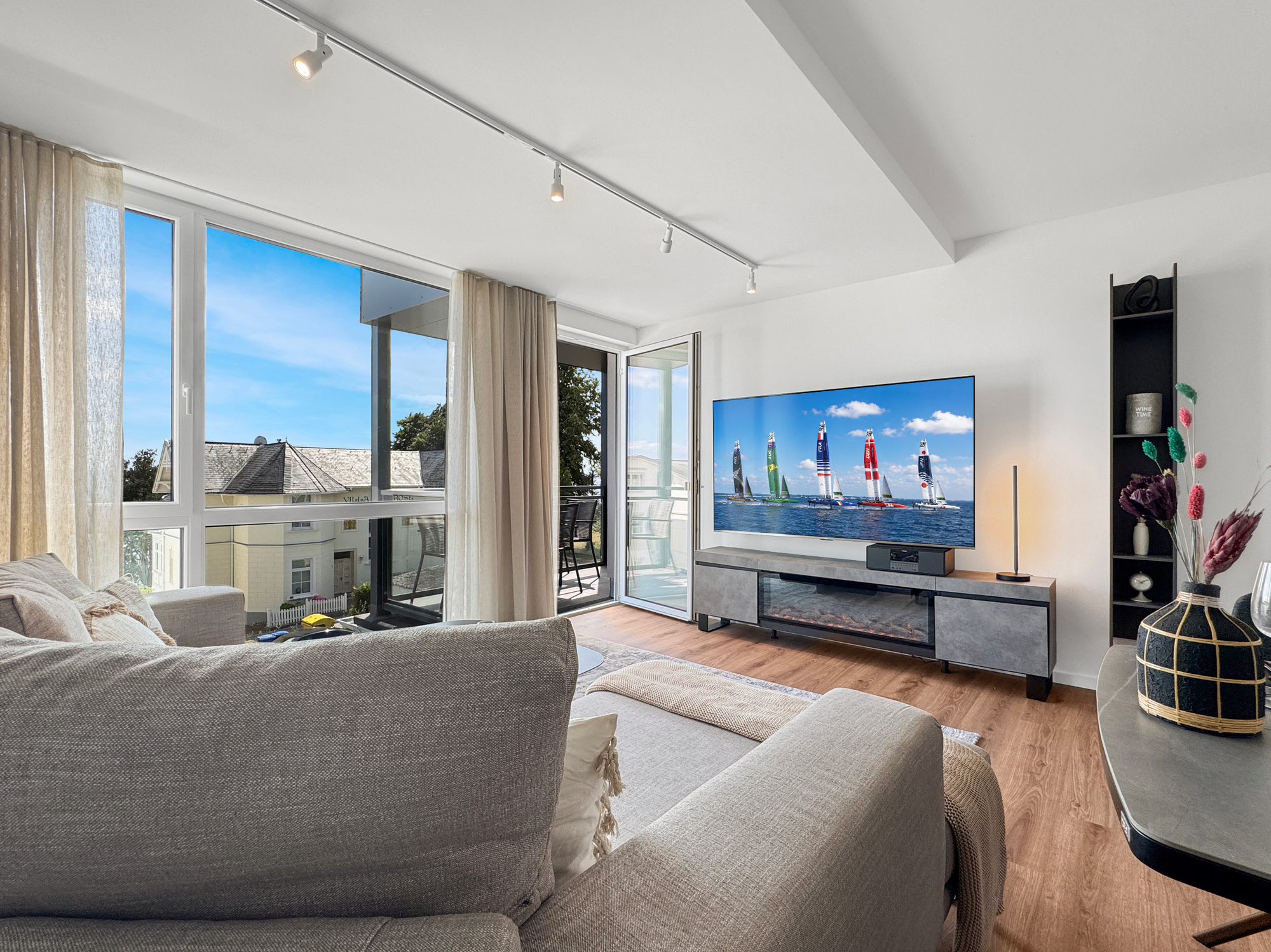 Modern gestaltetes Wohnzimmer mit großem Smart-TV