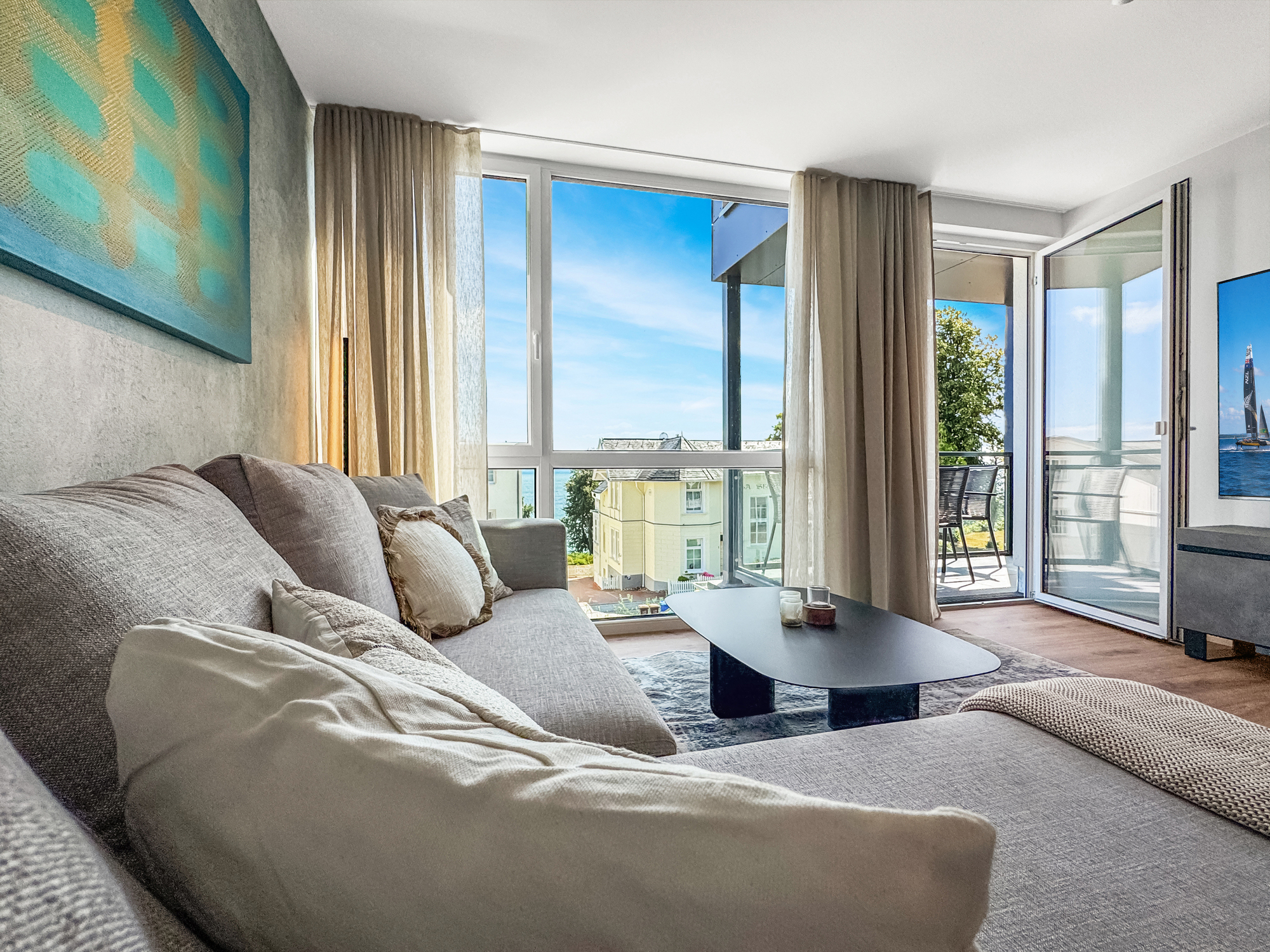 Wohnzimmer einer löffelfertig eingerichteten Ferienwohnung im modernen, zeitlosen Look