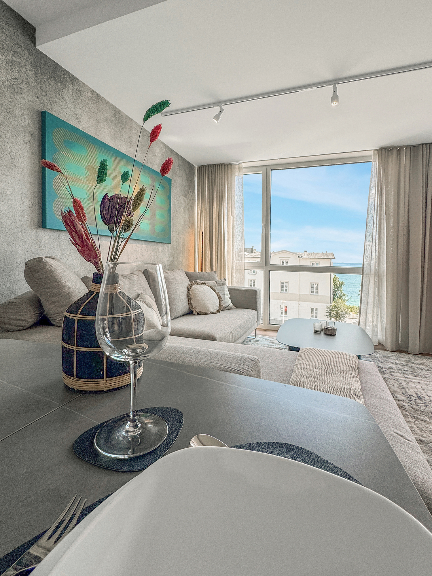 Detailaufnahme des Essplatzes der Ferienwohnung Freiraum Fünf in Sassnitz mit Blick auf die Ostsee